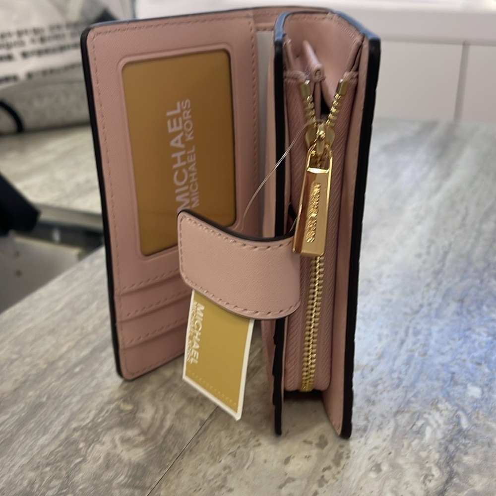 Michael Kors Jet Set Medium Floral Print Bi-Fold Wallet
POWDER BLUSH
NWT - Picture 15 of 16